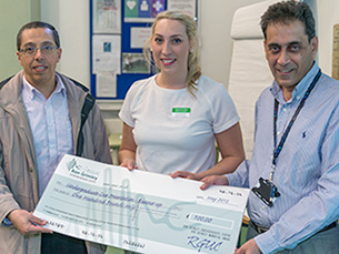 Mr Atiq Rehman and Professor Kate Thomas opening the plaque for the simulation centre