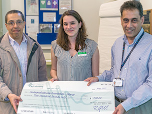 Mr Atiq Rehman and Professor Kate Thomas opening the plaque for the simulation centre